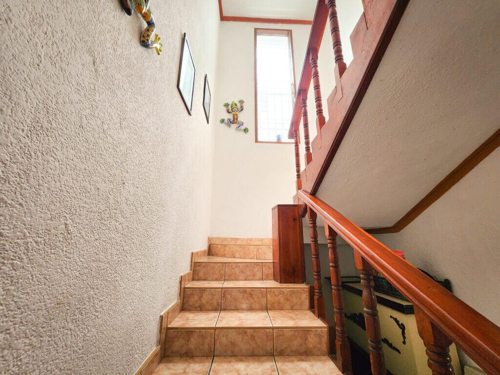 Escaleras de abajo